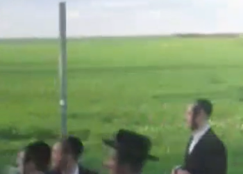 התיעוד מהאוטובוס: בנות צועקות מה הוא? משוגע!