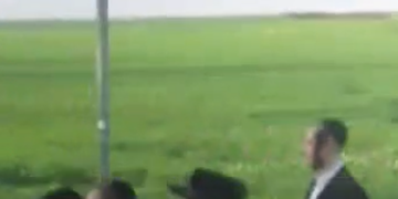 התיעוד מהאוטובוס: בנות צועקות מה הוא? משוגע!