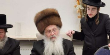 אנטווערפן: טיש טו’ בשבט אצל הגה”ר פנחס לייביש פאדווא