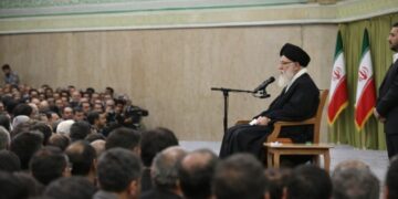 חמינאי מזהיר את טראמפ: הפעם המלחמה תיהיה אזורית