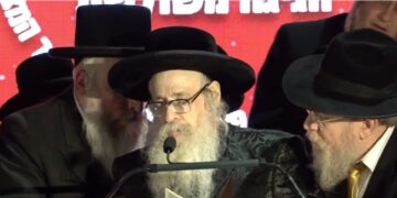 דרמה בסיום הרמב”ם: כ”ק האדמו”ר מצאנז קלויזנבורג התעלף בנאומו