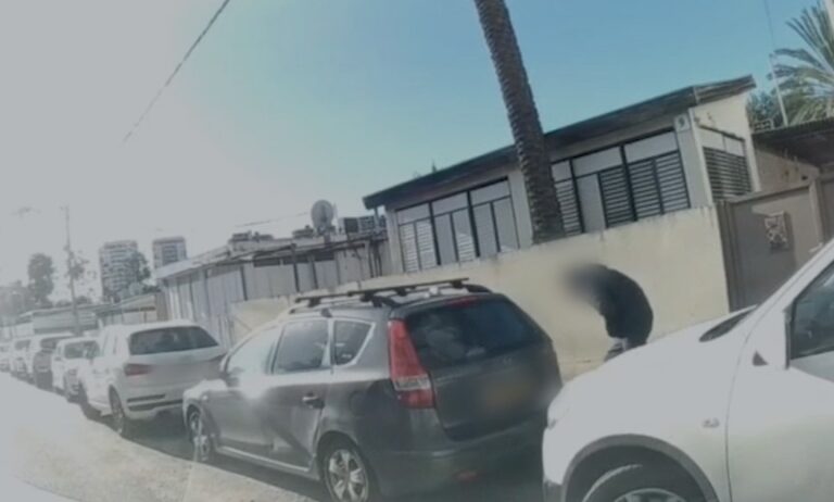 צפו: פרץ לרכב וגנב חצי מיליון שקל