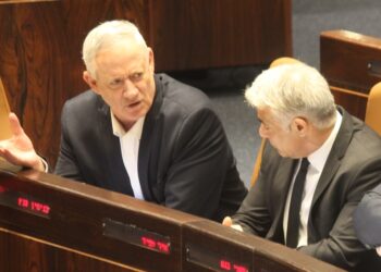 לפיד וגנץ בחילופי האשמות – אופוזיציה במשבר