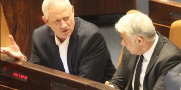 לפיד וגנץ בחילופי האשמות – אופוזיציה במשבר