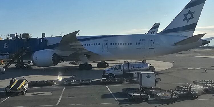 טיסת אל על מתעכבת שעות בניו יורק – בין הנוסעים האדמו”ר מצאנז