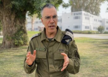 דובר צה”ל בערבית מזהיר כפרים בדרום לבנון: התפנו מהאזור