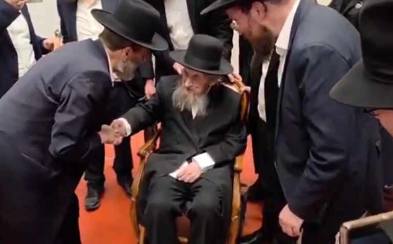 צפו כשגפני פגש במרן הגר"ד לנדו ביציאה מאיצטדיון ארננה