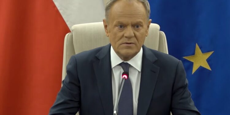 ראש ממשלת פולין לאזרחיו: עזבו מיד את איראן