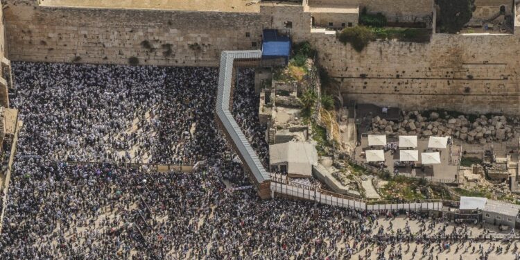 בג”צ מורה למדינה לתת לרפורמים חלק בכותל וקוצב בזמן