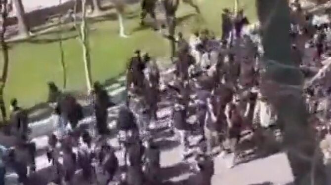 המחאות חוזרות לאיראן: בשתי אוניברסיטאות החלו הפגנות