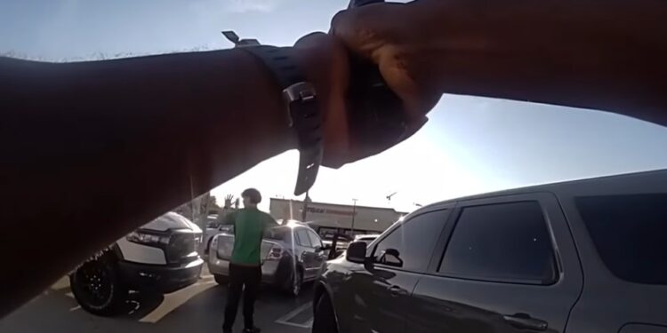 מיאמי: שני צעירים נעצרו לאחר שהשפריצו על יהודי חומר בעזרת רובה מים