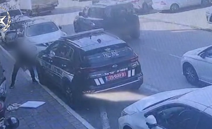 בלשי המשטרה תפסו את דוקר גלגלי הניידת בבני ברק