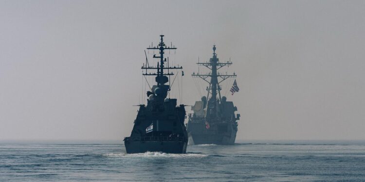 תרגיל משותף של המשחתת האמריקאית עם ספינות חיל הים