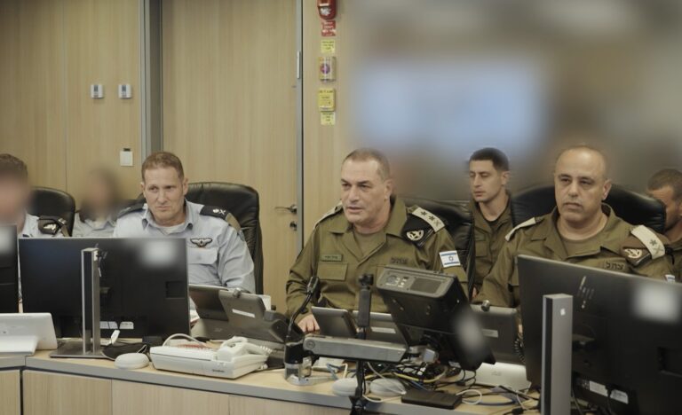 צפו: הרמטכ"ל בתא התקיפה של חיל האוויר בתחילת המבצע