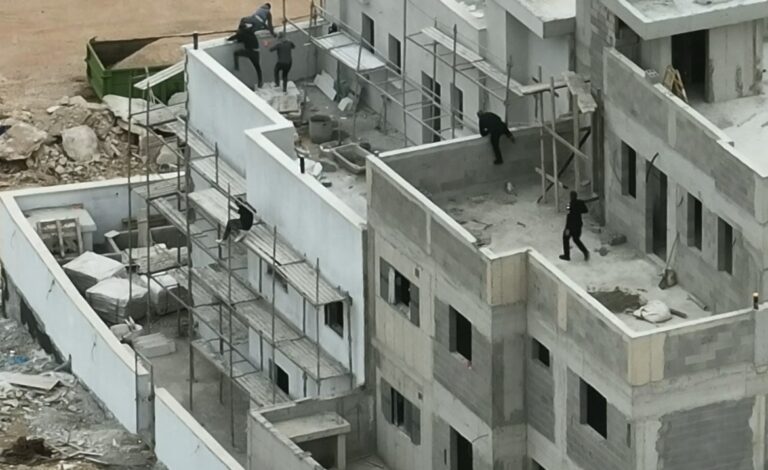 צפו: השב"חים מבחינים בשוטרים ומנסים להימלט