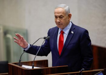 נתניהו קיצר את נאומו: אנו בימים מורכבים; לפיד: להפציץ את שדות הנפט