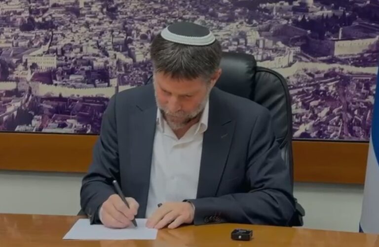 אחרי ההפסד אמש - סמוטריץ' חתם על צו נוסף ל-130 דולר