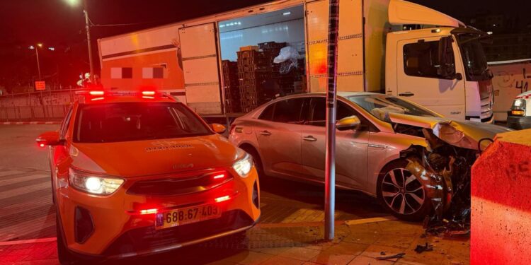 בני ברק: נהג התנגש הלילה בעמוד ונפצע בינוני