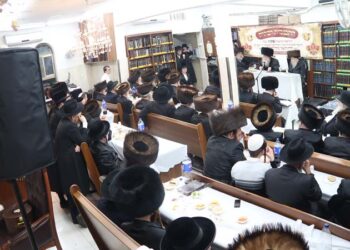 מלווה מלכה ומעמד צאתכם לשלום אצל האדמו”ר מקוזמיר