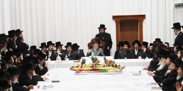 עריכת שולחן טיש טו’ בשבט בסערט ויז’ניץ