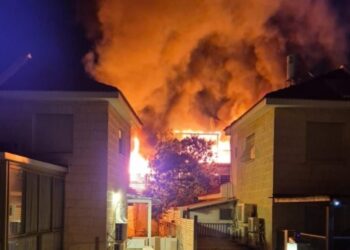 אלעד: בת 18 במצב קשה משריפה שפרצה בבניין מגוריה