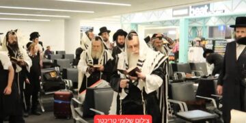 צפו: האדמו”ר מצאנז בתפילת שחרית בטרמינל בניו יורק