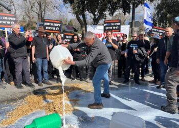 צפו: הרפתנים שפכו ליטרים של חלב מחאה על הרפורמה