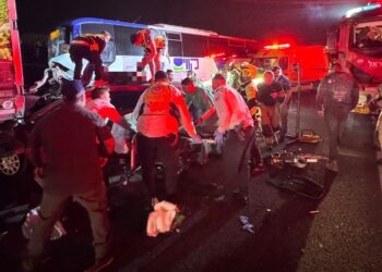 תאונה קשה בשרון בין אוטובוס, משאית וכלי רכב