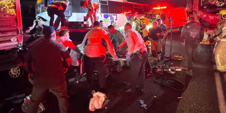 תאונה קשה בשרון בין אוטובוס, משאית וכלי רכב