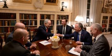 נתניהו נחת בוושינגטון והחל בפגישות הכנה למפגש עם טראמפ