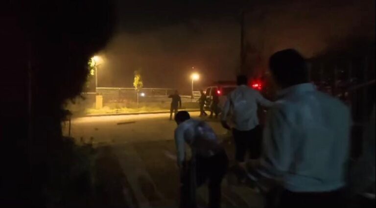 צפו: הישיבה הפכה לזירת קרב - שוטרים זרקו רימוני הלם