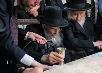 מרגש: הגר”י הקר הגיע לחתונת נכדו