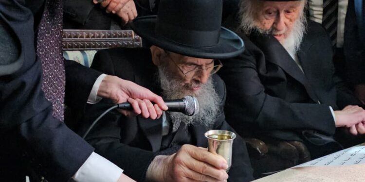 מרגש: הגר”י הקר הגיע לחתונת נכדו