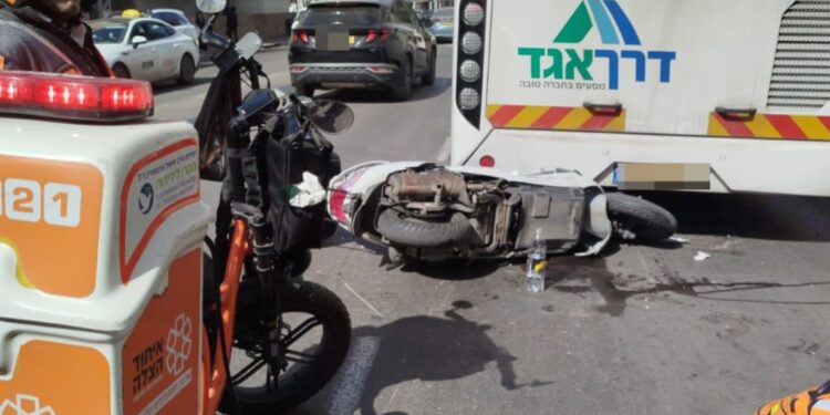 בני ברק: רוכב אופנוע כבן 70 נפצע בינוני בתאונה