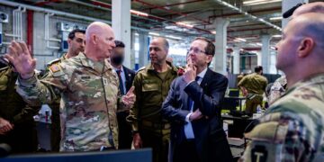 הנשיא הרצוג במפקדה האמריקאית: מקווה שהמשטרה האיראני ייעלם