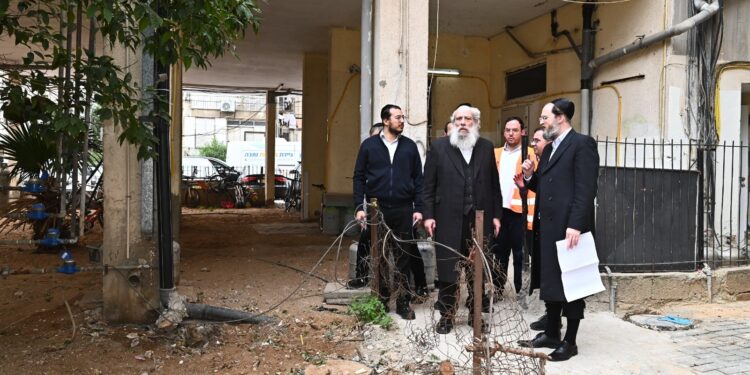 בני ברק: ראש העיר בביקור פתע לבדיקת ניקיון החצרות