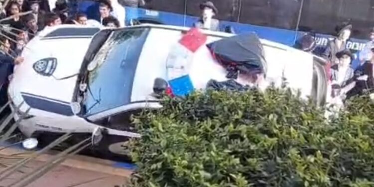 בחור ישיבה מביתר נעצר בחשד להפיכת ניידת משטרה בבני ברק