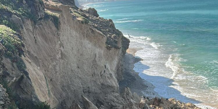 מצוק התמוטט בהרצליה במפתיע – אפשרות לסגירת חופים