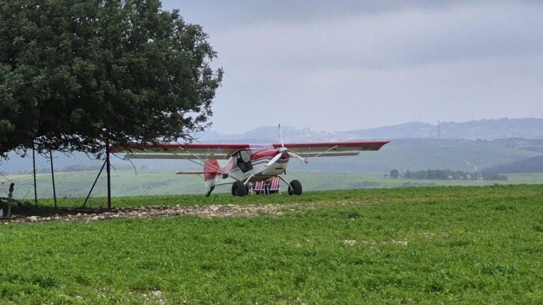 צפו: הטייס החליט לנחות באמצע שדה ונקנס באלפי שקלים