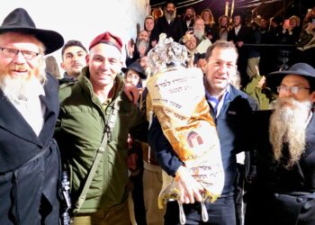 במעמד מרגש: ספר תורה הוכנס הלילה לקבר יוסף בשכם