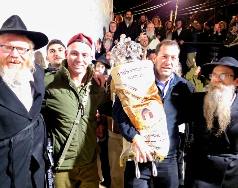 במעמד מרגש: ספר תורה הוכנס הלילה לקבר יוסף בשכם