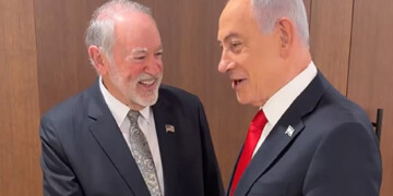 צפו: כשנתניהו והשגריר האקבי התלוצצו על חיסול הבכירים האיראנים