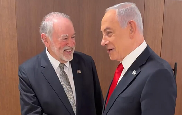 צפו: כשנתניהו והשגריר האקבי התלוצצו על חיסול הבכירים האיראנים