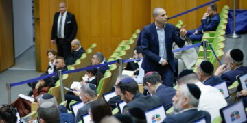 על אפה וחמתה של היועמ”שית: אושר המשך שיורת לאומי לחרדים