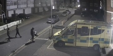 לונדון: ארבעה אמבולנסים של ארגון ‘הצלה’ הוצתו