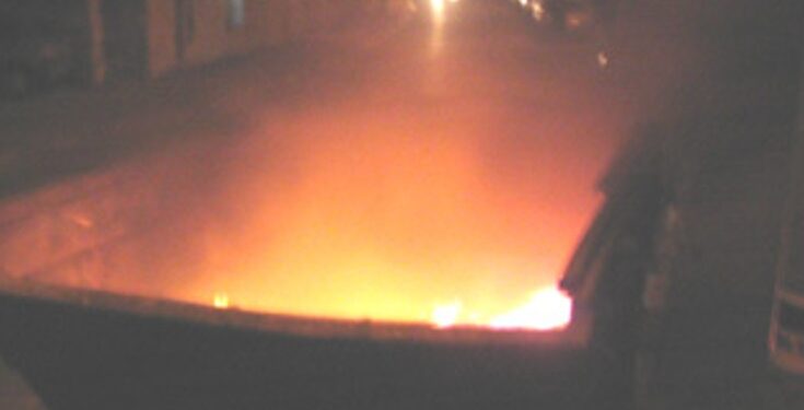 בני ברק: שני נערים נעצרו; אחד הצית פח השני הפעיל זיקוקים