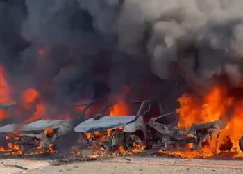 צפו: רכבים עולים באש מנפילת רסיס של טיל