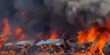 צפו: רכבים עולים באש מנפילת רסיס של טיל