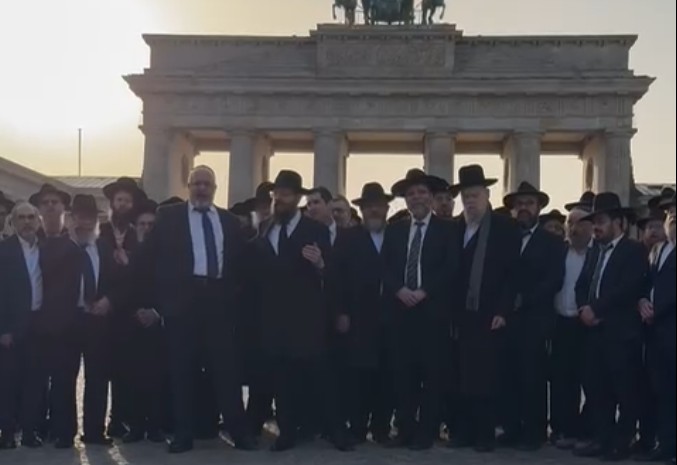 ברלין: עשרות הרבנים פצחו בשירת 'אני מאמין'