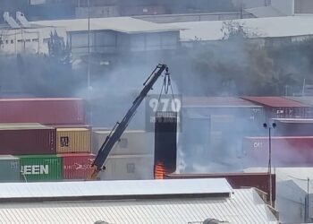 צפו: המכולה הבוערת הורמה באמצעות מנוף